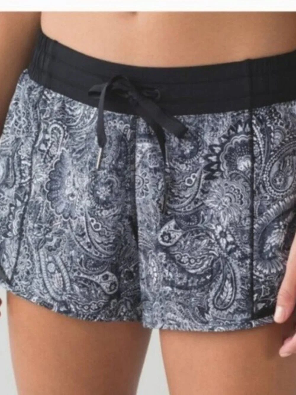 Lululemon Black White Paisley Hotty Hot Short (Long) SZ 10